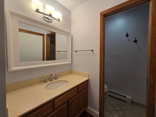 Building Photo - Centrally Located Quiet 2nd Story Condo unfurnished
