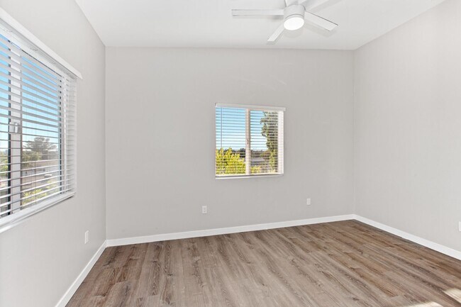 Building Photo - Private balcony + private patio!