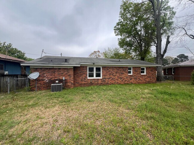 Building Photo - 3 bedroom 1 bathroom single level home