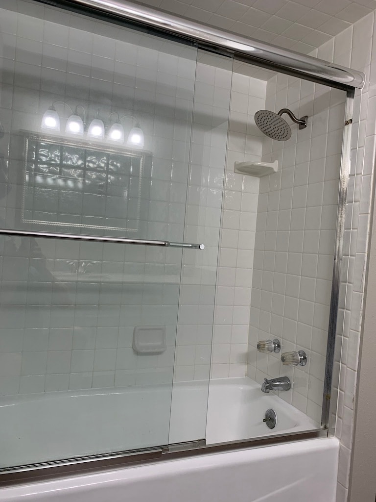 Guest shower/bathtub combo with newly re-glazed bathtub and rainfall shower head. - 1903 Ginnett Rd