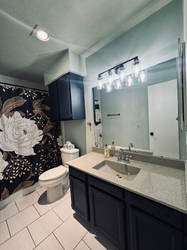 Building Photo - Beautifully Updated 2BR/2BA Condo in Gated Community – Modern Finishes & Pool Access