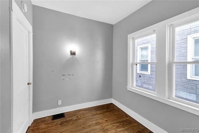 Building Photo - 27 Como Ave