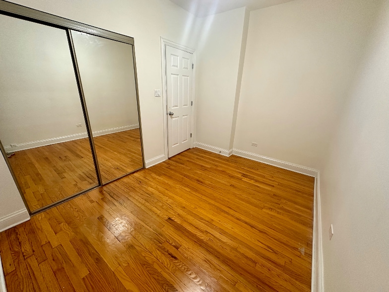 Building Photo - 903 W Cornelia Ave