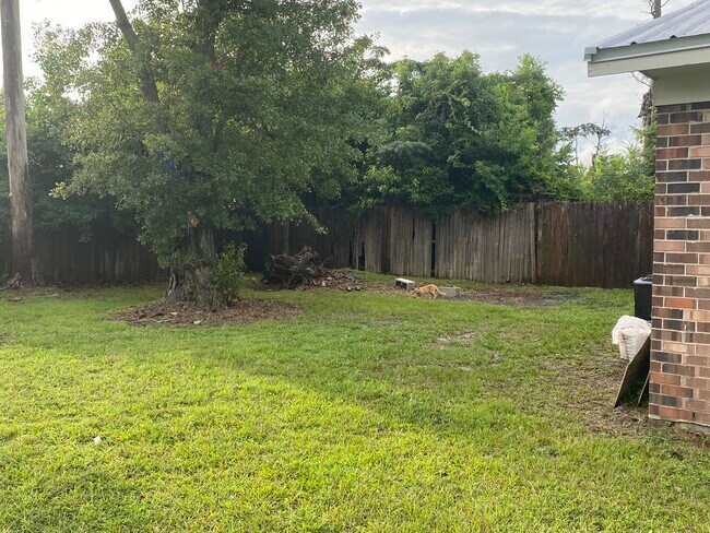 Building Photo - 1015 Kurze Ave