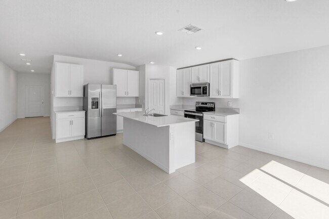 Building Photo - 4 Bedroom 2 Bath Home