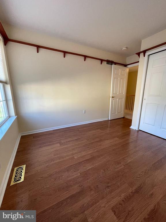 Building Photo - 208 Strawberry Ct