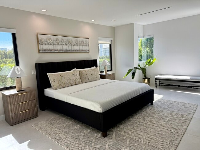 Building Photo - 201 Bedford Dr