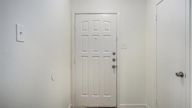 Building Photo - 2107 Mistletoe Ave
