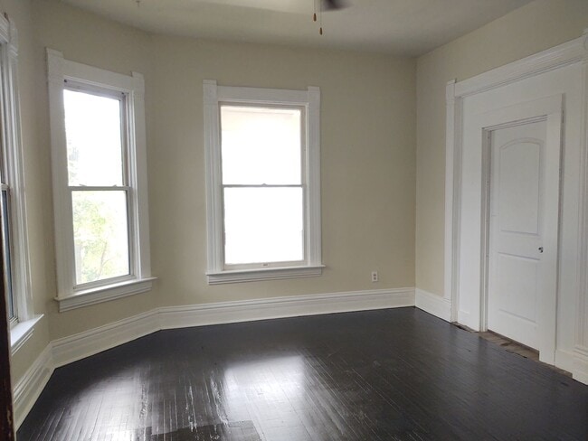 Building Photo - Very Large 4 Bedroom 2 Bath House