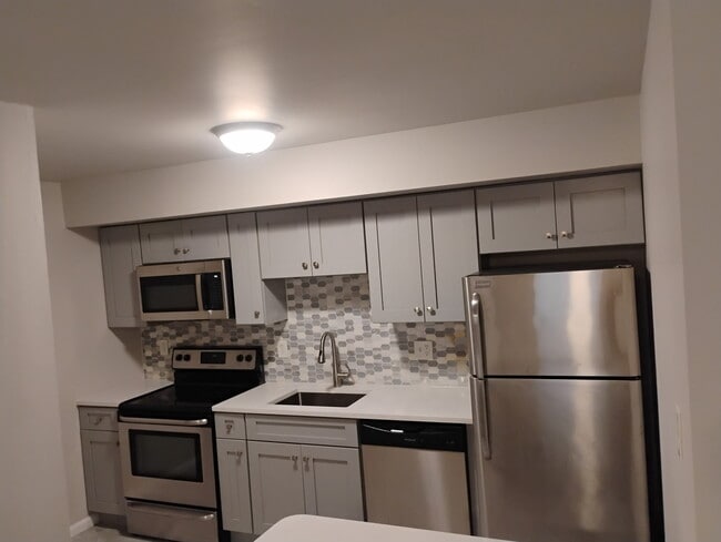 Building Photo - 226 Elmwood Ave