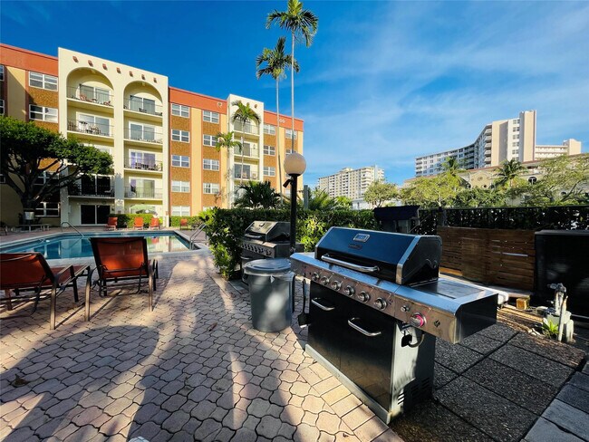 Building Photo - 400 N Riverside Dr