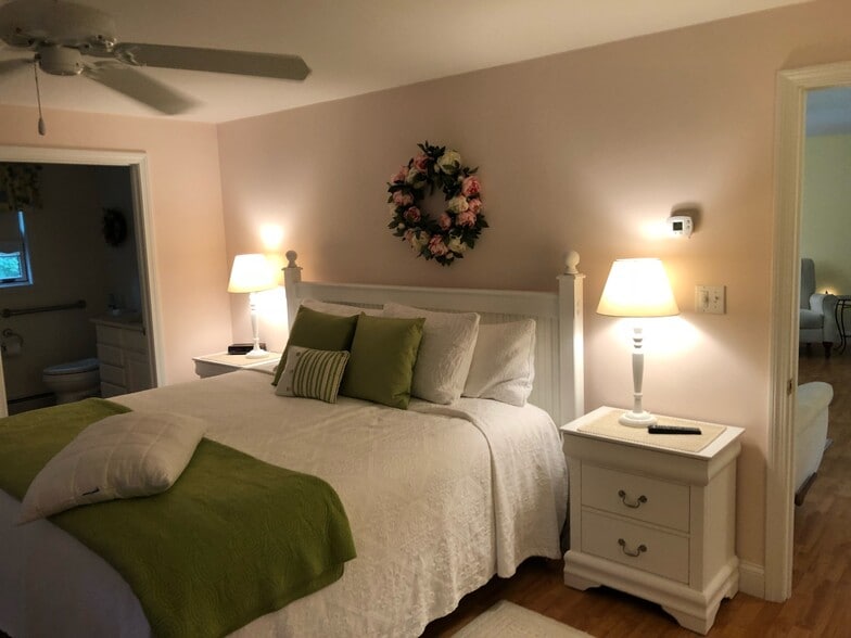 King Bed - 24 Lockwood Dr