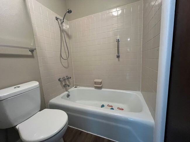 Building Photo - 3 bedroom 1.5 Bathroom Duplex Available Now!