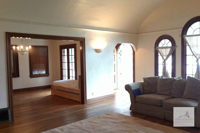 Building Photo - Beautiful 3 Bedroom home located in the Hi...