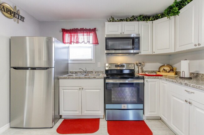 Building Photo - Beautifully Remodeled 3BR Duplex Near Parks, Schools & New Rec Center — Utilities Included. Secti...