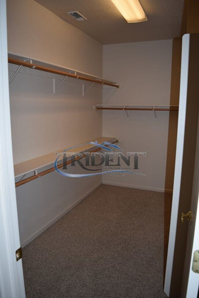 Building Photo - 4 bedroom, 3 bath house with den/office
