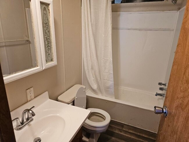 Building Photo - 7566 Peyraud Dr