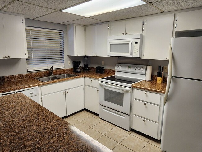 Building Photo - Spacious 2/2 condo