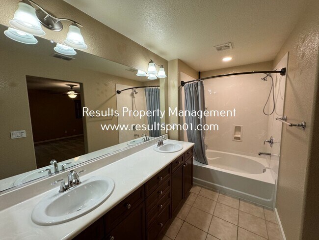 Building Photo - Coming Soon! Lovely Courtyard Home 3 Bedroom w Bonus Rm