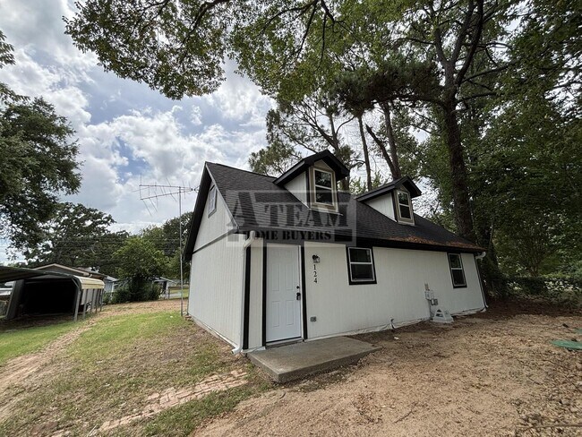 Building Photo - Updated 3 bedroom 2 bathroom