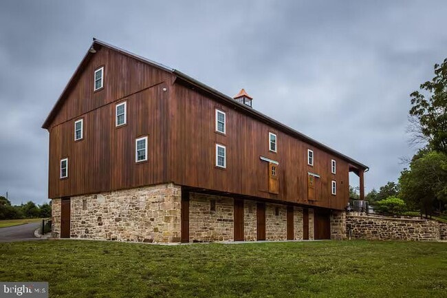 Building Photo - 284 Hickory Dr