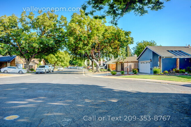 Building Photo - 2717 Palomino Ln