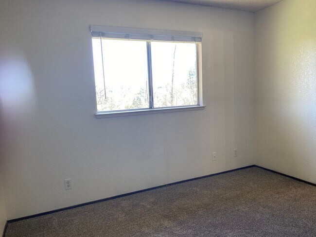 Building Photo - Upcoming vacancy!  Well maintained home on...