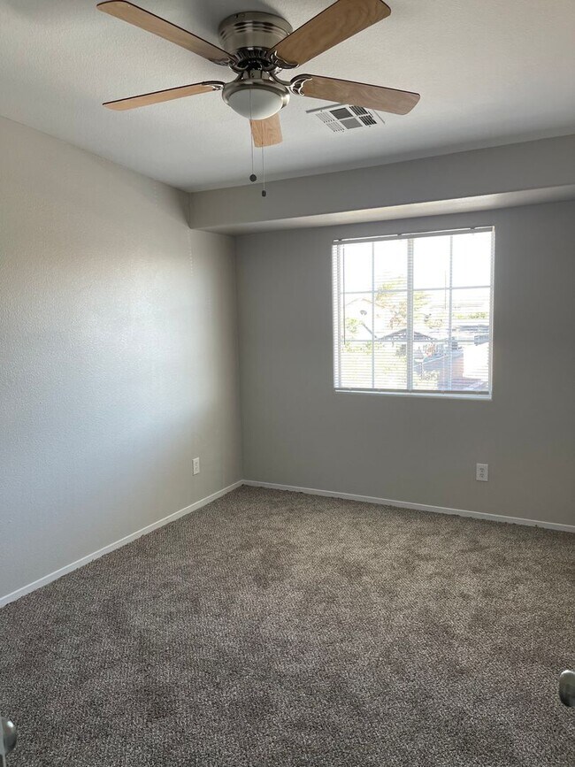 Building Photo - Spacious 2-Story Townhome in Gated Communi...