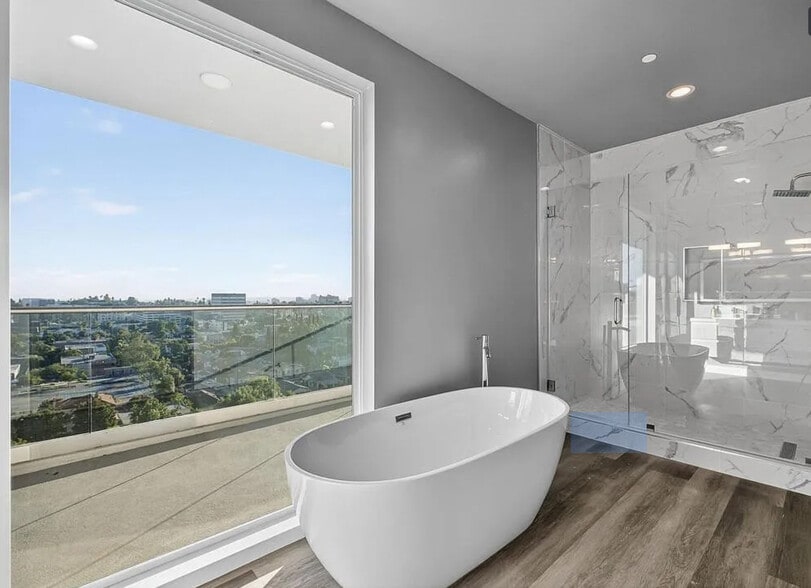 soaker tub and separate shower - 1549 Lucretia Ave