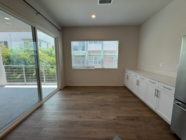 Building Photo - Luxurious 3 Bedroom 2 Bathroom Townhome in...