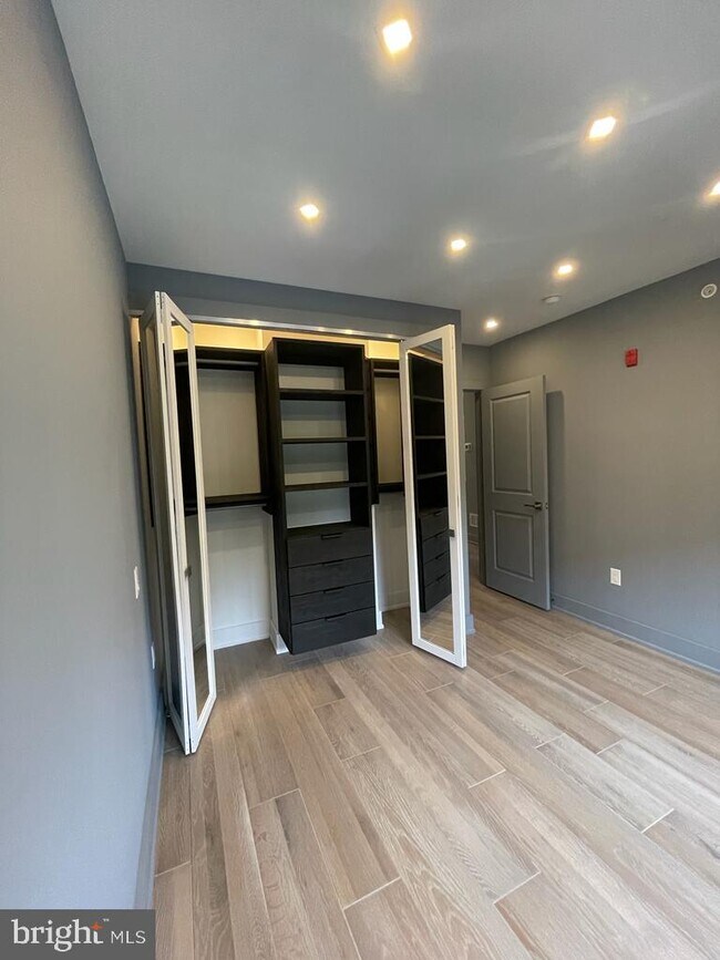 Building Photo - 527 S 20th St