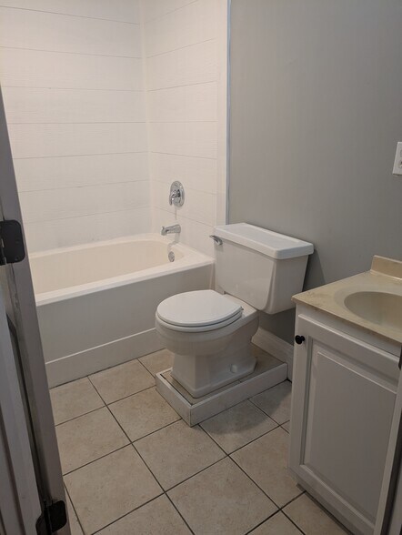 Building Photo - 1576 Ann St