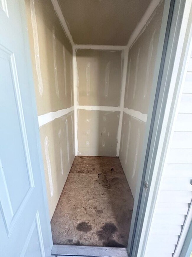 Building Photo - Fully renovated apartment in 2024 coming soon!