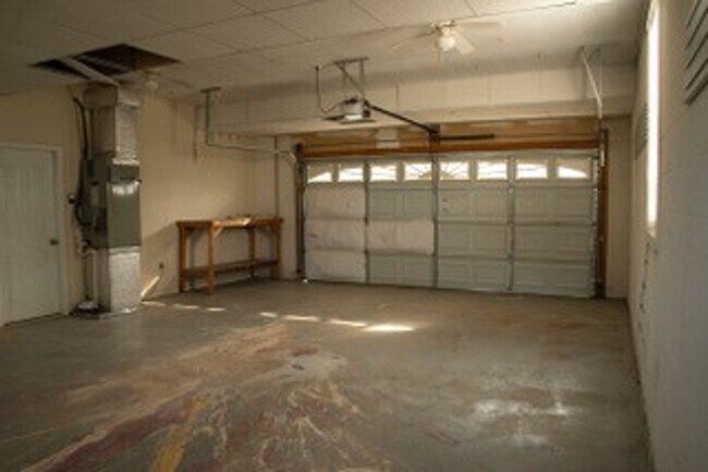Building Photo - 514 Winding Bluff Way