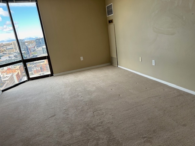 spacious primary bedroom with full bath attached - 1625 Larimer St