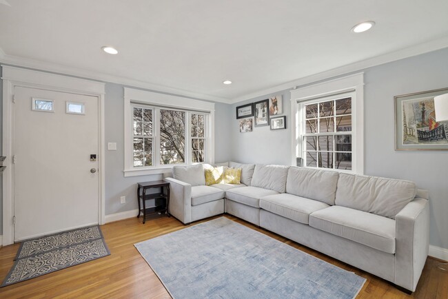 Living Room - 509 E Custis Ave