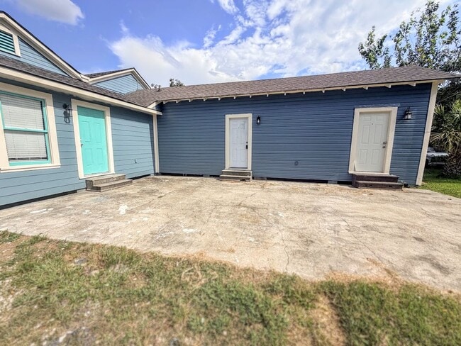 Building Photo - Downtown Living: 1 Bedroom Apartment