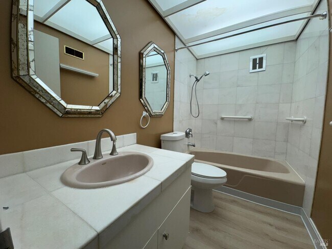 Building Photo - 21 Portofino Rd