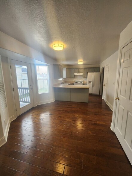 Building Photo - 1412 E 820 S