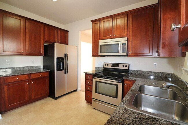 Building Photo - Well maintained 3 bedroom 2.5 bath home ne...