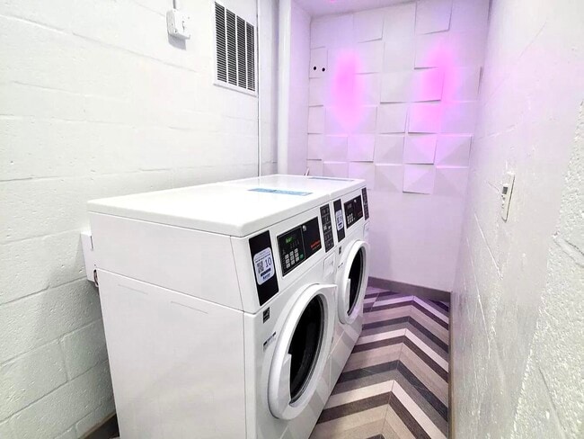 Building Photo - 105 S Riverside Dr