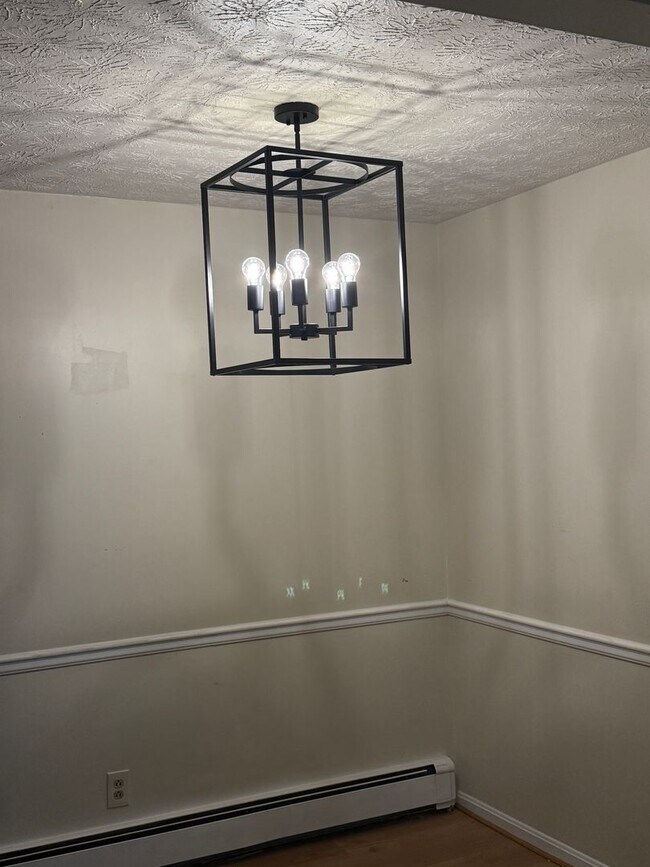 Building Photo - Remodeled, Canfield  2 Bedroom Apartment f...
