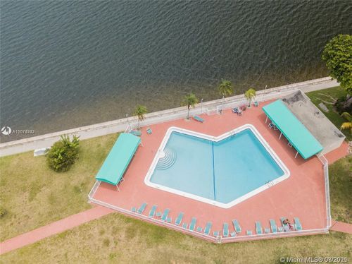 Building Photo - 2920 Point E Dr