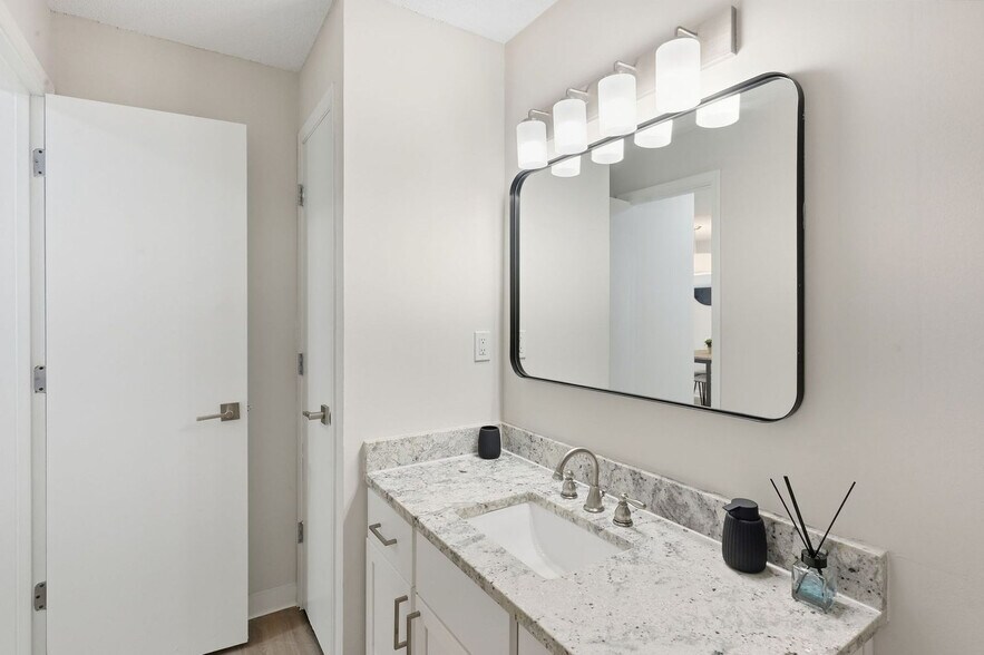 Building Photo - 2301 Deer Path Cir
