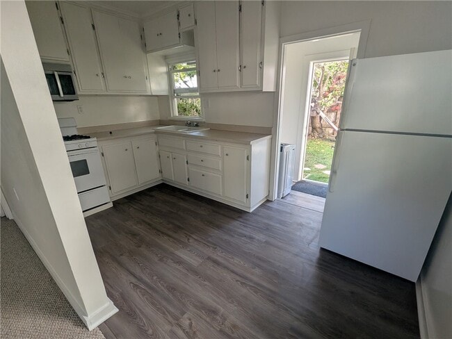 Building Photo - 233 Flower St