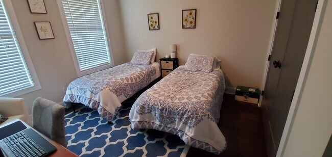 Building Photo - Spacious 4-Bedroom Home in Prime Location