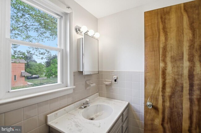 Building Photo - 1130 E Park Ave