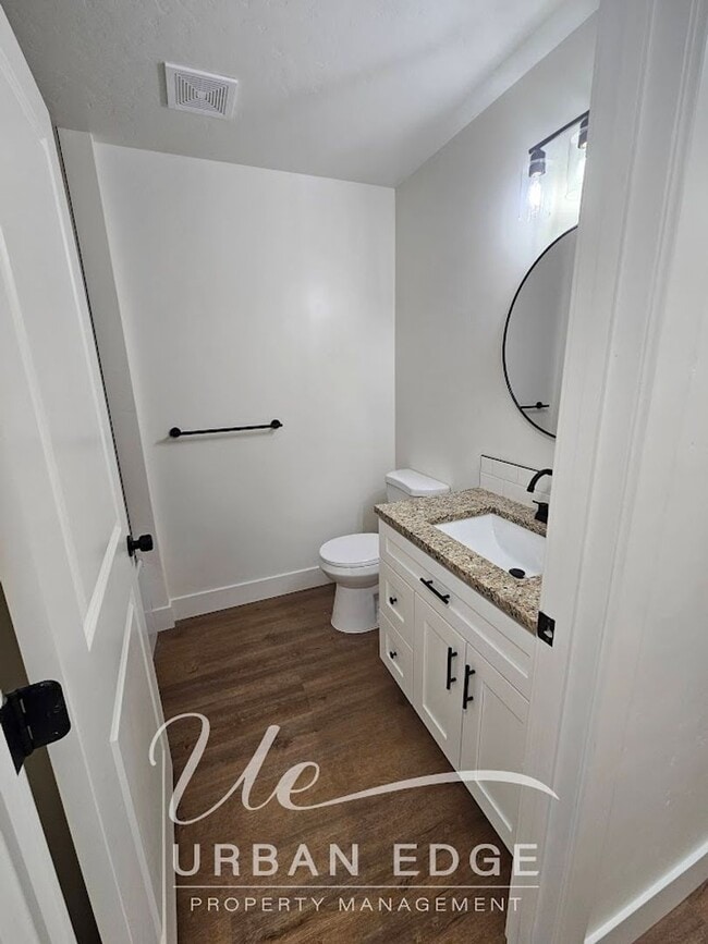 Building Photo - 3 bed 2.5 bath townhome!