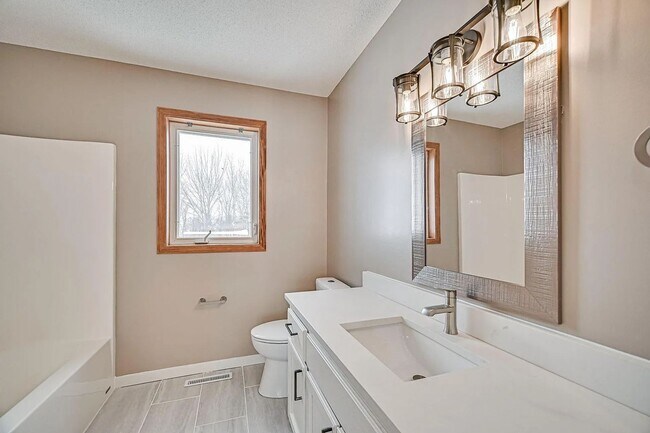 Building Photo - Spacious 4-Bed 4-Bath Home in Buffalo - Available 7/1!