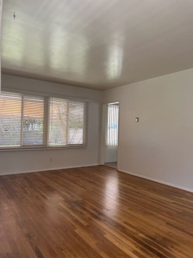 Building Photo - 2 Bedroom, 1 Bath Home with large yard in Lakewood